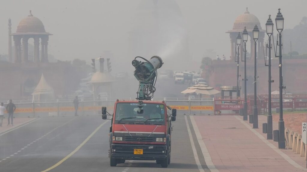 क्लाउड सीडिंग क्या है? दिल्ली की हवा को जिस कृत्रिम बारिश की ज़रूरत है उसके पीछे का विज्ञान