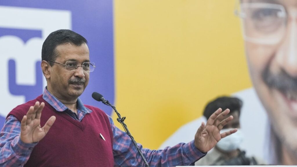 आम आदमी पार्टी के कार्यकर्ताओं को दिल्ली में 70 सीटें जीतने का फॉर्मूला समझाते हुए पूर्व मुख्यमंत्री अरविंद केजरीवाल.